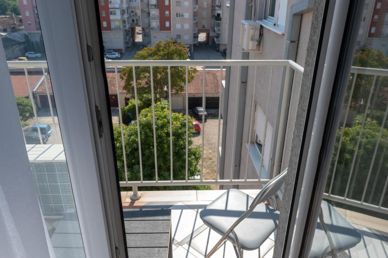 Stan Na Dan 021 Apartment Нови Сад Екстериор снимка